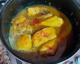 Foto del paso 5 de la receta: Pollo de corral en salsa de cebollas moradas y pasas gigantes