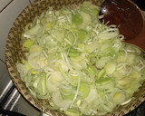 Foto del paso 2 de la receta: Tarta de puerro y cebolla