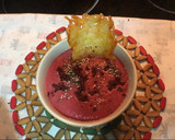 Foto del paso 10 de la receta: Crema fría de remolacha y kefir (o yogur) a la hierbabuena, con sal de jamón y tejas de queso