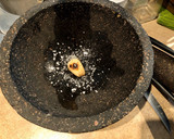 Foto del paso 2 de la receta: Salsa Asada de Chile Serrano (Molcajeteada)