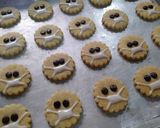 Foto langkah ke 4 dari resep Kukis Masker (The Mask Cookies of 2020).