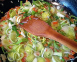 Foto del paso 2 de la receta: Buñuelos de puerro y lechuga!
