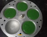 A picture of step 7 of Tiranga Idli Cake Sandwich.