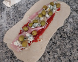 Foto del paso 7 de la receta: Rulo de pizza de jamón, quesos y olivas