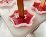 A picture of step 5 of Falsa Popsicles.