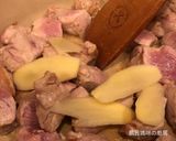 A picture of step 5 of Braised Pork with Daikon Radish.