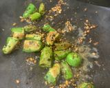 A picture of step 3 of Fried green chillies.