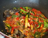 Foto langkah ke 2 dari resep Ikan Semar Oseng Santan Pedas.