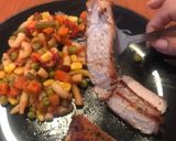 Foto del paso 3 de la receta: Medallónes de cerdo con verduras congeladas y macarrones