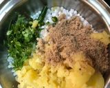 A picture of step 2 of Kairi coconut chutney stuffed Sabudana bomb.