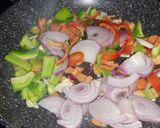 Foto del paso 3 de la receta: Masa de cerdo frita con salsa de tomate, pimiento y cebolla
