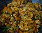 Foto langkah ke 4 dari resep Kwetiaw Goreng Jamur.