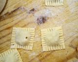 Darált hússal és gombával töltött házi ravioli, paradicsomos szósszal recept fázis 4 fotója