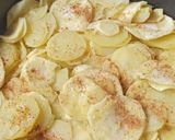 Une image de l'étape 1 de Quiche sans pâte pommes de terre, panais et noisettes concassées.