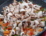 Foto del paso 5 de la receta: Carne con champiñones y verduras, al vino y soja