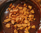 Foto del paso 3 de la receta: Brownie con galletas lotus sobre chocolate con leche y helado