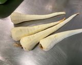 Une image de l'étape 1 de Panais et oignons rôtis et caramélisés.