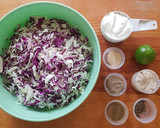 Foto del paso 1 de la receta: Ensalada de col con aderezo de tahini y yogurt