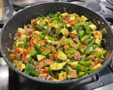 Une image de l'étape 18 de Courgettes, poivrons et tomates à l'agneau et épices.