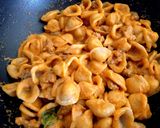Foto del passaggio 7 della ricetta Orecchiette di semola e orzo con salsiccia, formaggio e pomodori