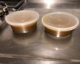 Une image de l'étape 2 de Bouillon aux deux oignons et curry.