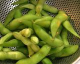 A picture of step 1 of Edamame Peperoncino.