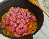 Foto del paso 3 de la receta: Salchichas guisadas con patatas y zanahorias