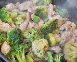 Foto del paso 3 de la receta: Solomillo salteado con brócoli -en microondas y sartén-