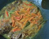 Foto langkah ke 2 dari resep Ikan bumbu acar kuning.
