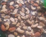 ડ્રાયફ્રુટસ ચીક્કી (Dryfruits Chikki Recipe In Gujarati) રેસીપી સ્ટેપ2ફોટો
