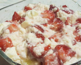 Foto del paso 2 de la receta: Fresas con cuajada, salsa de chocolate y almendras