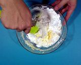 Foto langkah ke 2 dari resep Easy Choco Cheese Muffin.