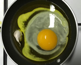 Foto del paso 1 de la receta: Bocata de huevo frito