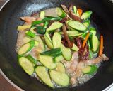 〔在家也能做〕豬肉快炒小黃瓜的食譜步驟4照片