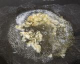 A picture of step 2 of White Sauce Pasta.