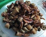 Foto langkah ke 1 dari resep Tumis Cumi Daun Kemangi.