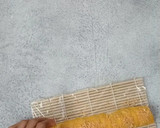 Foto langkah ke 5 dari resep MANGO Sticky Rice Sushi.