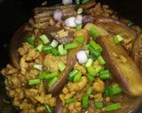 Foto langkah ke 5 dari resep Terong masak dgn daging ayam dlm claypot.