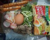 Foto langkah ke 1 dari resep Seblak campur(baso, sosis, krupuk, mie, Telur, sayur).