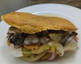 Foto del paso 11 de la receta: Arepa🫓de maíz🌽pelado rellena de carne asada🥩y ensalada🥙🧆