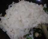 Foto langkah ke 5 dari resep Kwetiaw goreng.