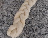 Foto del paso 4 de la receta Trenza brioche de crema y pepitas de chocolate con conitos de hojaldre