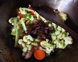 Foto langkah ke 4 dari resep Tumis Kembang kol, jamur kuping dan udang.