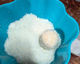 Foto del paso 2 de la receta: Brigadeiros "Cacao Amargo y Coco Rallado"
