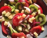 Foto del paso 1 de la receta Ensalada con kiwi, queso y cebolla morada #fastgood 😊