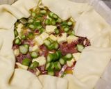 A picture of step 4 of Speck, brie and asparagus pie.