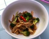 Foto langkah ke 4 dari resep Tumis Brokoli Jamur.
