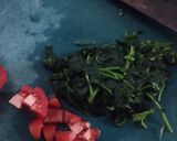 Foto langkah ke 1 dari resep Omelet Bayam Tahu.