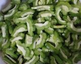 Foto langkah ke 1 dari resep Tumis Pare Ikan Teri.
