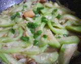 Hình bước làm 2 của món Mướp xào tóp mỡ gà